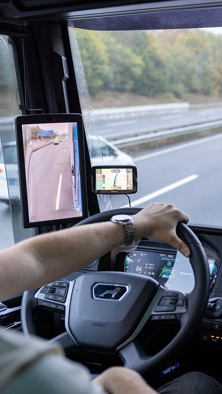 Driving is just as straightforward as in the MAN Diesel TGX: the instrument cluster now includes information on battery charge level, range, and regenerative braking performance. 